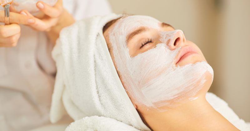 Dưỡng da bằng sữa mẹ giúp làm mềm da rất tốt. (Ảnh: Sưu tầm Internet)