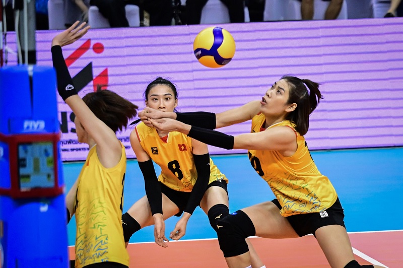 Thường xuyên theo dõi các trận đấu quốc tế để nâng tầm vốn ngoại ngữ. (Ảnh: sưu tầm internet)