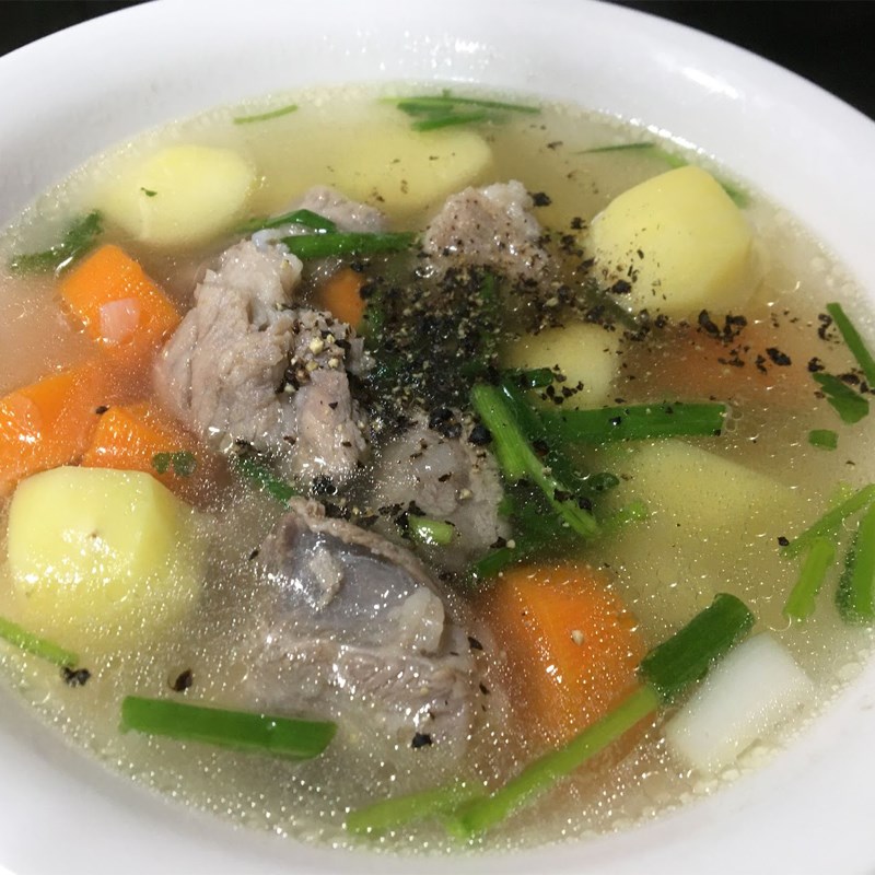 Ngô ngọt hầm khoai tây cà rốt nước xương. (Ảnh: Sưu tầm Internet)