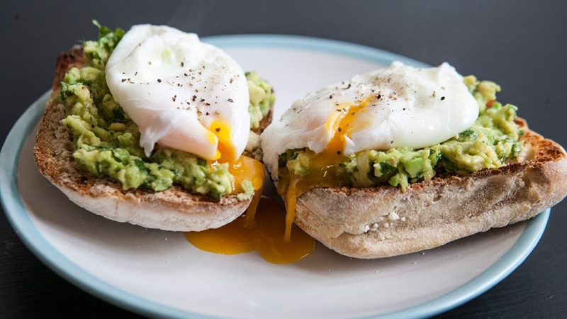 Bữa sáng với bánh mì, bơ, mứt. (Ảnh: sưu tầm internet)