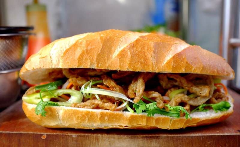 Bữa sáng với bánh mì và thịt. (Ảnh: Sưu tầm Internet)