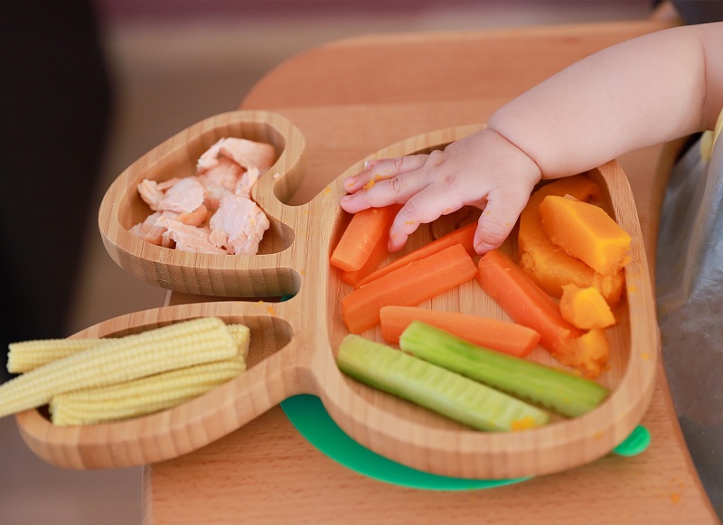 Bữa sáng ăn dặm cho bé không thể thiếu rau củ trộn. (Ảnh: Sưu tầm internet)