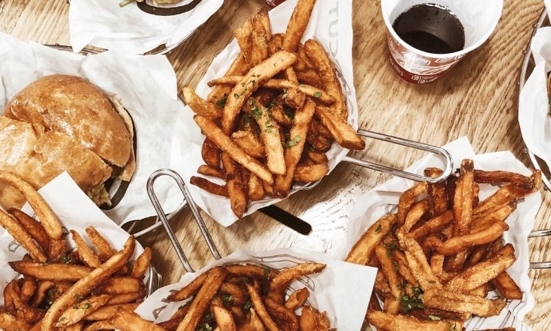 Đồ ăn vặt là kẻ thù của việc giảm cân. (Nguồn: Internet)