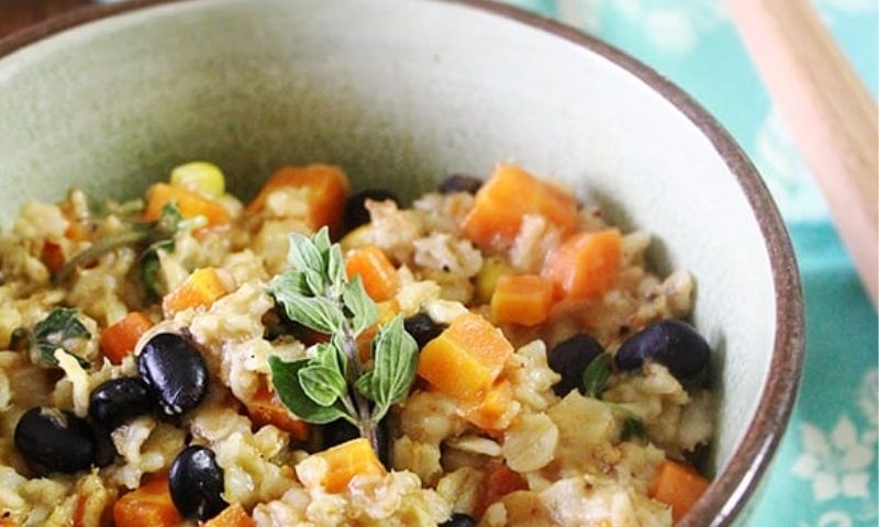 Đậu đen nấu cùng yến mạch giúp đẹp dáng, eo thon. (Ảnh: Nguồn Internet)