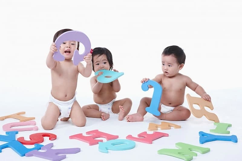 Giải đáp cùng ba mẹ về các giai đoạn phát triển ngôn ngữ của con. (Ảnh: sưu tầm internet)