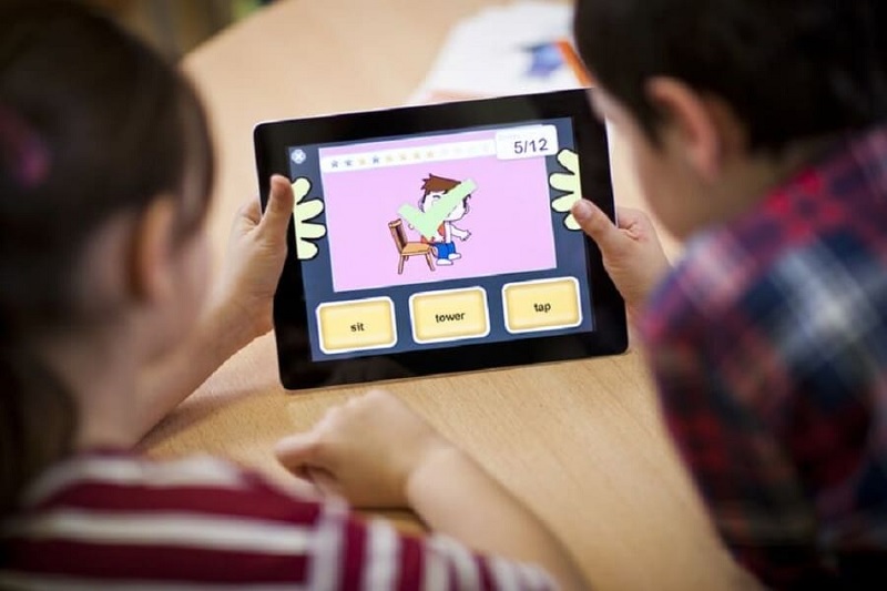 Tăng sự hứng thú và hiệu quả tiếp thu khi bé học tiếng Anh qua trò chơi. (Ảnh: Sưu tầm internet)