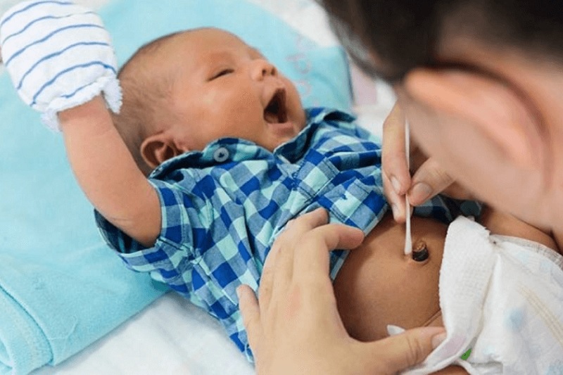 Khi rốn chưa rụng, cần vệ sinh nhẹ nhàng (Ảnh: Sưu tầm internet)