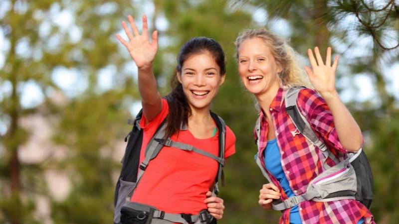 "Goodbye" - chào tạm biệt! (Ảnh: Canva)