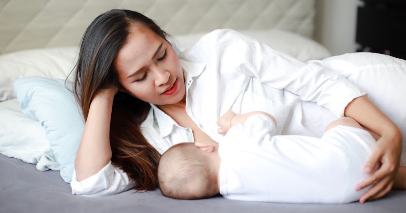 Mẹ cho trẻ bú nằm giúp gia tăng tình cảm mẹ con (Ảnh: Sưu tầm Internet)
