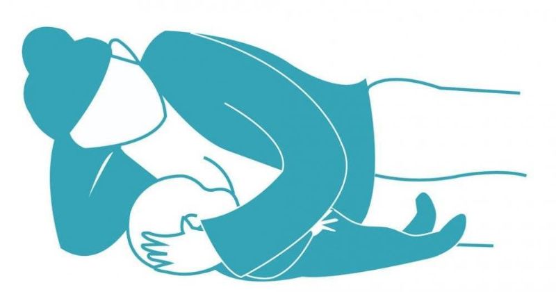 Bú nằm quá nhiều có thể khiến trẻ bị méo đầu (Ảnh: Sưu tầm Internet)