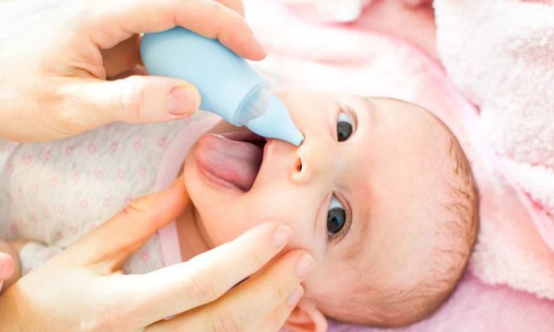 Sử dụng bình xịt vệ sinh mũi giúp thông thoáng mũi, trẻ dễ thở hơn (Nguồn: Sưu tầm internet)