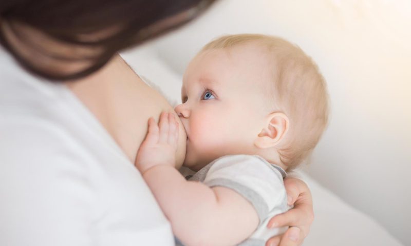 Sữa mẹ là nguồn dinh dưỡng chủ yếu và cung cấp hệ miễn dịch chống lại virus cúm hiệu quả cho trẻ sơ sinh (Nguồn: Sưu tầm internet)