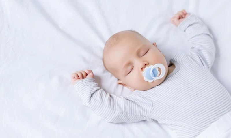 Cho trẻ nghỉ ngơi đầy đủ giúp trẻ cung cấp năng lượng và mau khỏi bệnh (Nguồn: Sưu tầm internet)