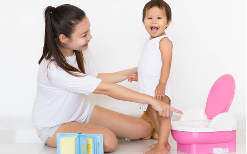 Khi bé đã nghe, hiểu được những gì mẹ diễn đạt là có thể dạy bé tự đi vệ sinh. (Ảnh: Shutterstock.com)