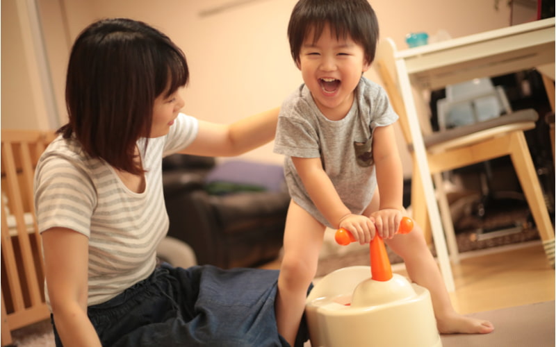 Khi bé đã tự đi vệ sinh được các mẹ hãy nuôi dưỡng thói quen cho bé. (Ảnh: Shutterstock.com)