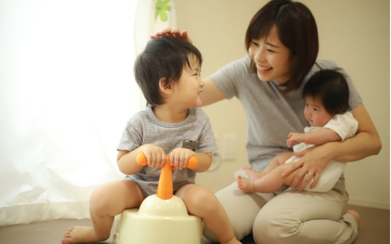 Khi bé đi vệ sinh các mẹ hãy luôn ở cạnh và khích lệ bé. (Ảnh: Shutterstock.com)