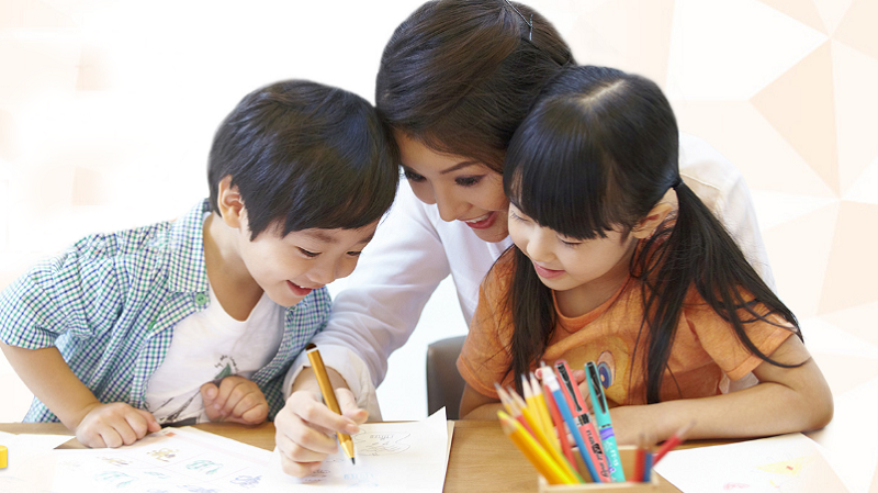 Hướng dẫn bé cách cầm bút đúng trước khi tập viết. (Ảnh: Kynaforkid)