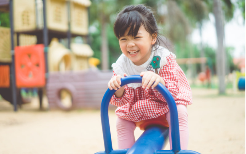 Ba mẹ nên thường xuyên cho trẻ ra ngoài vận động. (Ảnh: Shutterstock.com)