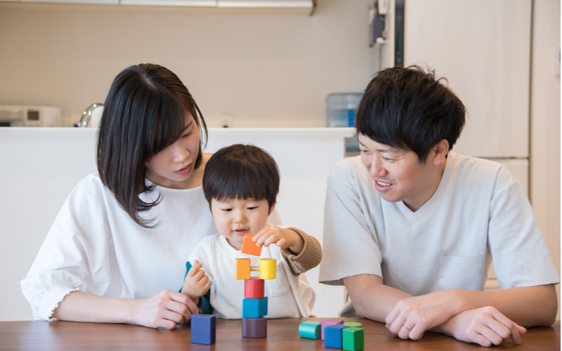 Hãy dạy con chủ động thu dọn đồ chơi sau khi chơi xong. (Ảnh: Shutterstock.com)