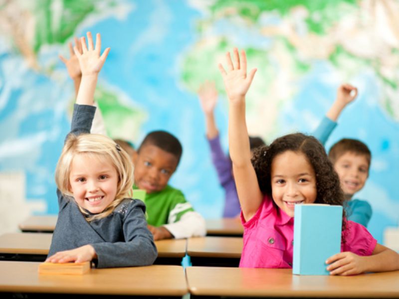 Trẻ em tiểu học và lợi ích khi bắt đầu học ngữ pháp tiếng Anh. (Ảnh: Sưu tầm Internet)