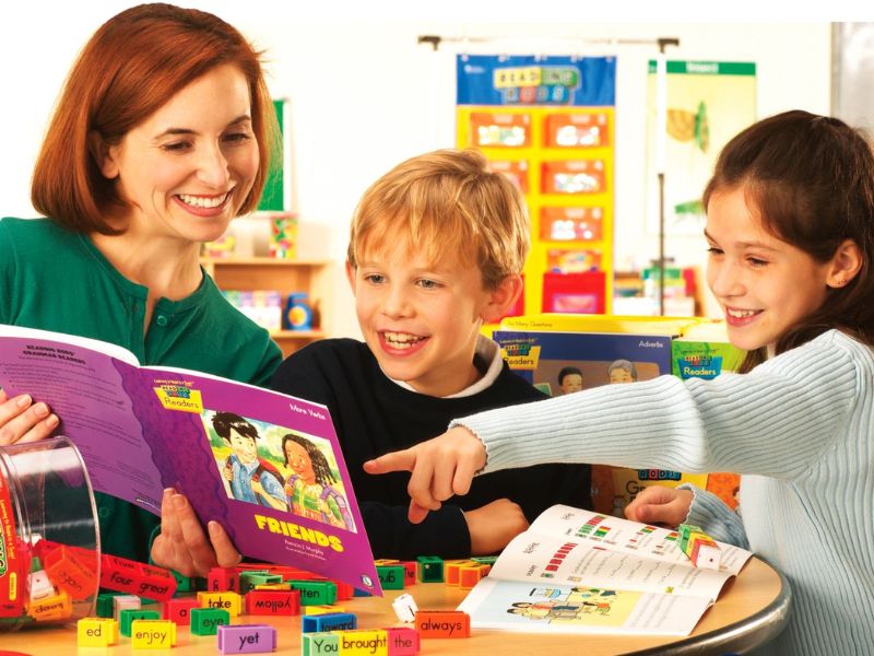 Người lớn khuyến khích trẻ giao tiếp tiếng Anh để thực hành ngữ pháp thường xuyên. (Ảnh: Sưu tầm Internet)