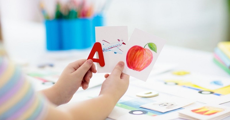 Học tiếng Anh qua thẻ flashcard rất phổ biến với trẻ 2 tuổi. (Ảnh: Shutterstock.com)