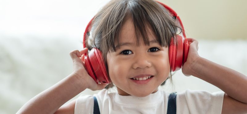 Dạy trẻ 2 tuổi học tiếng Anh qua bài hát. (Ảnh: Sưu tầm Internet)