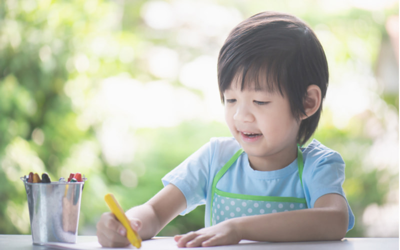 Học tiếng Anh qua các hoạt động vẽ tranh. (Ảnh: Shutterstock.com)