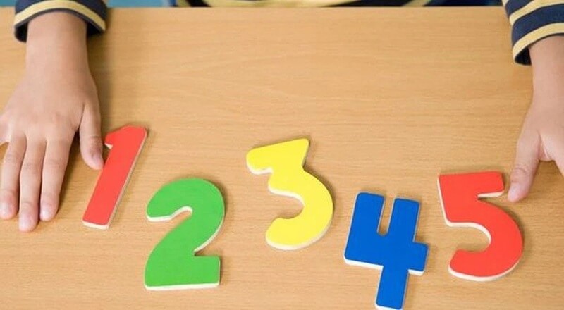 Cho bé tiếp cận được với các phép toán mọi lúc mọi nơi có thể. (Ảnh: aFamily)