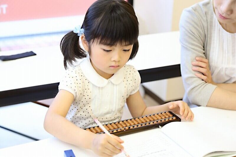 Chú ý thời gian học tập của bé hợp lý, tránh ép bé học quá nhiều. (Ảnh: Báo Dantri)