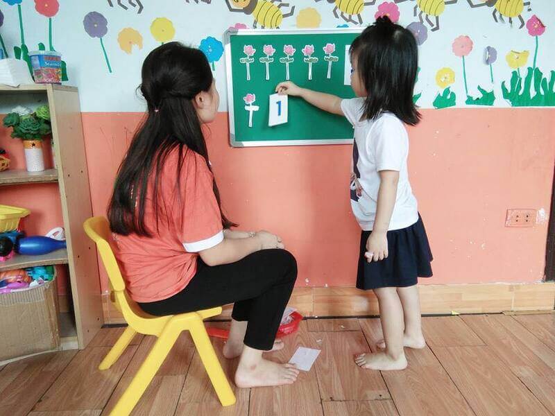 Hãy luôn đồng hành, chia sẻ cùng con khi học toán. (Ảnh: Bút Lá Tre)