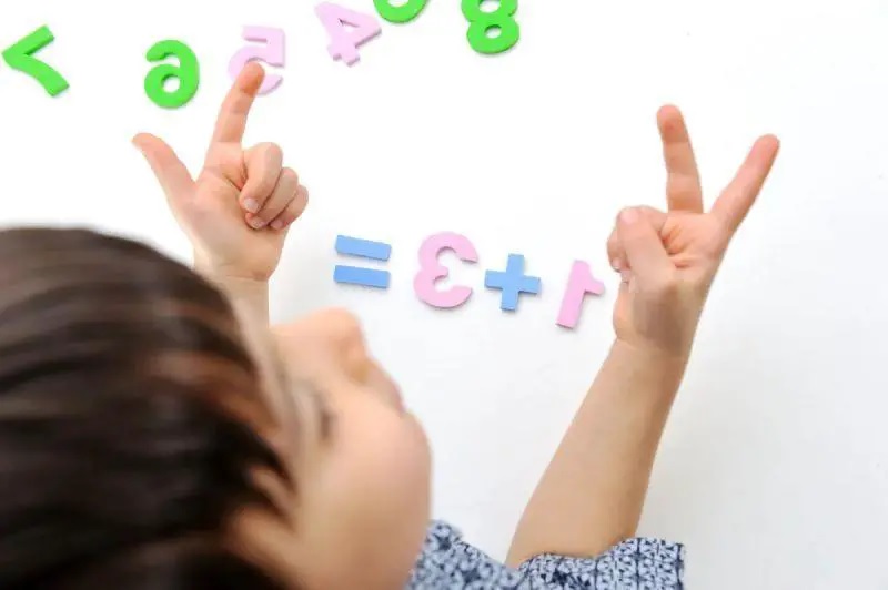 Cho bé học Toán bắt đầu từ việc học đếm. (Ảnh: Sưu tầm internet)