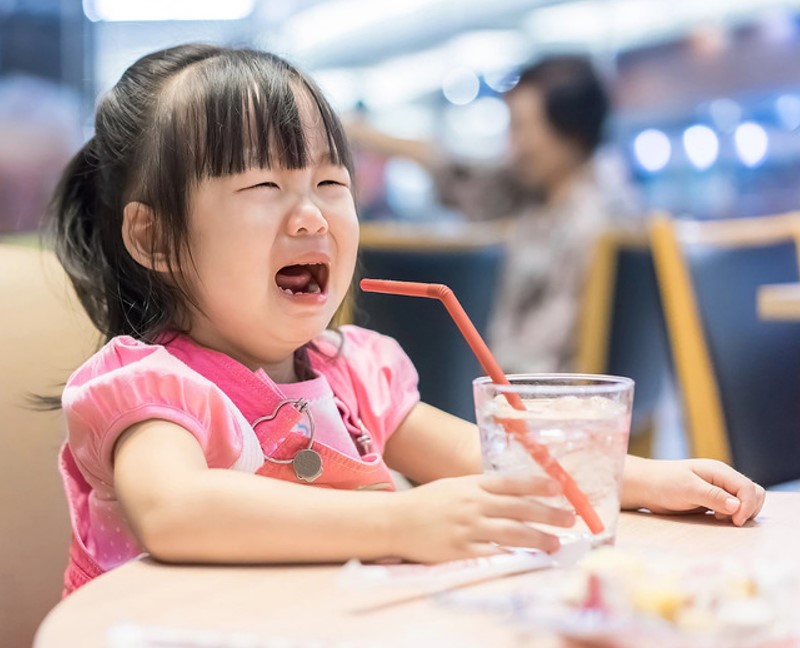 Trẻ khóc lóc khi không muốn làm gì đó. (Ảnh: Sưu tầm Internet)