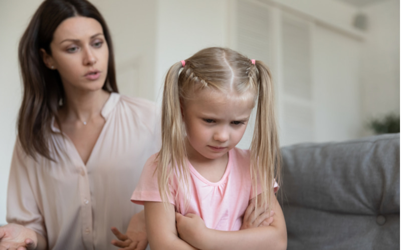 Trẻ thường học hỏi tính cách và bắt chước người lớn. (Ảnh: Shutterstock.com)