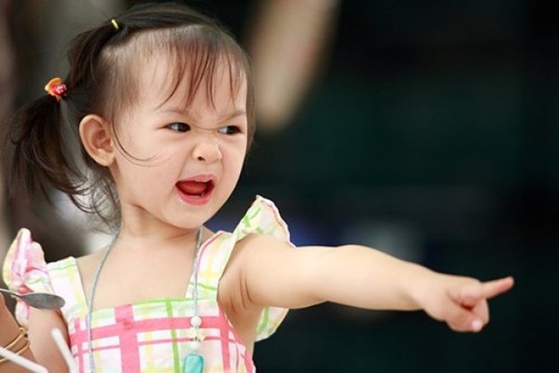 Cha mẹ nên lựa chọn thời điểm lý tưởng để dạy bé bướng bỉnh là không đúng. (Ảnh: Sưu tầm Internet)