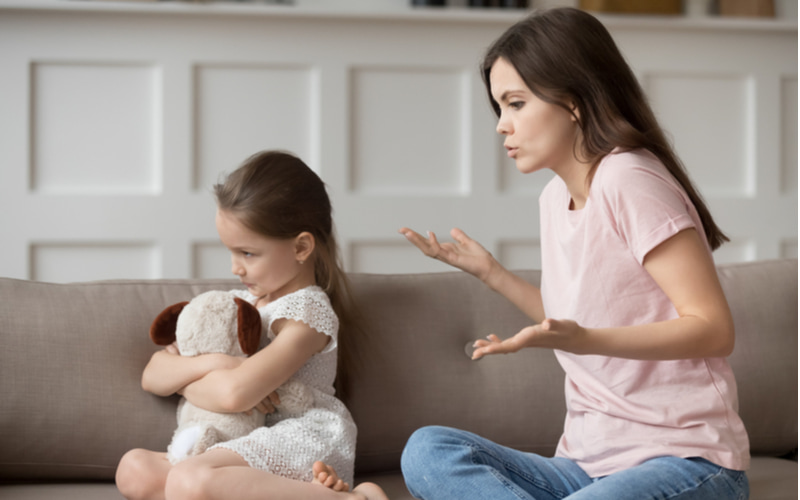 Trẻ 2 tuổi bướng bỉnh do rất nhiều nguyên nhân. (Ảnh: Shutterstock.com)