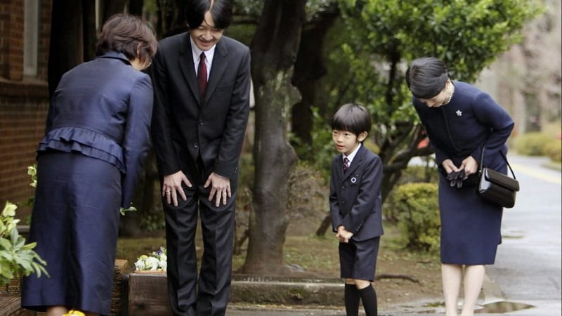 Trẻ con Nhật luôn biết chào hỏi và lễ phép với người lớn. (Ảnh: Sưu tầm Internet)