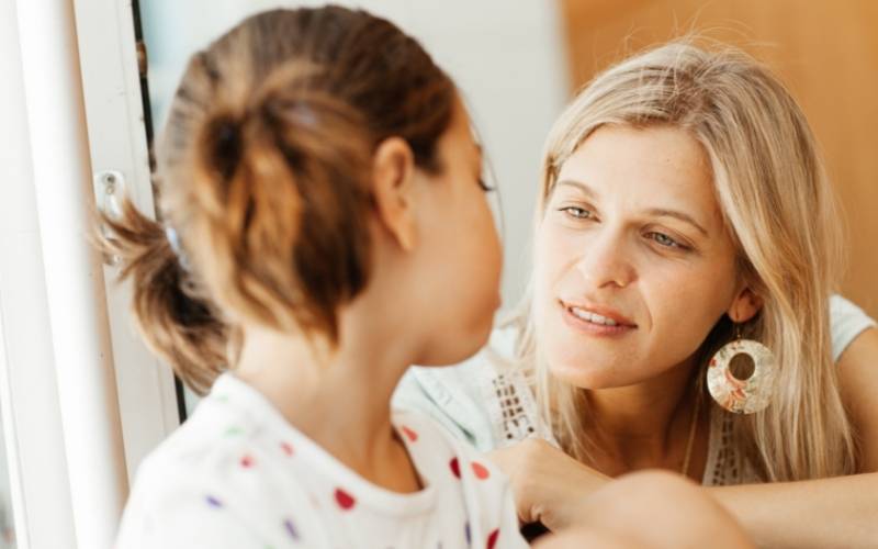 Không nên nói những lời tiêu cực với bé. (Ảnh: Canva.com)