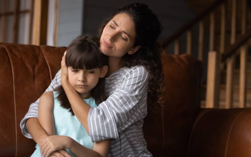 Cảm thông trước những lỗi lầm của bé. (Ảnh: Canva.com)