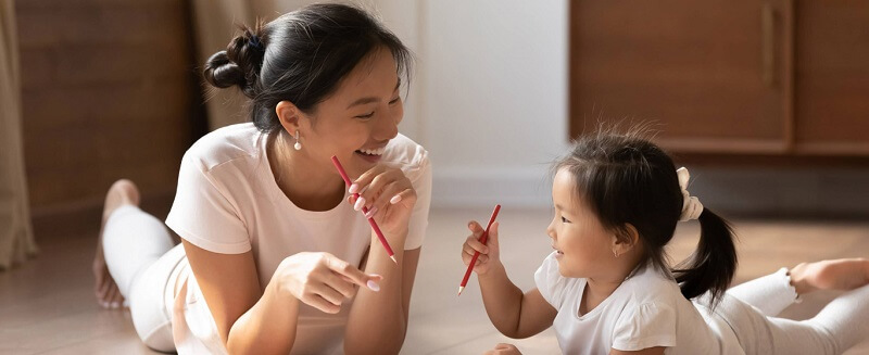 Ba mẹ tạo trò chơi “con chữ” kích thích trẻ vừa chơi vừa học. (Ảnh: Prudential.com.vn)