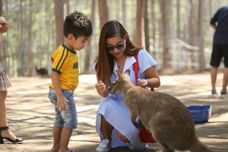 Tạo cơ hội cho bé tiếp xúc với nhiều người. (Ảnh: Internet)