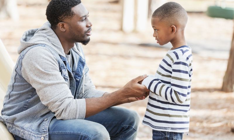 Cảm nhận được cảm xúc của người khác giúp con hạn chế cơn nóng giận. (Ảnh: Nguồn Internet)