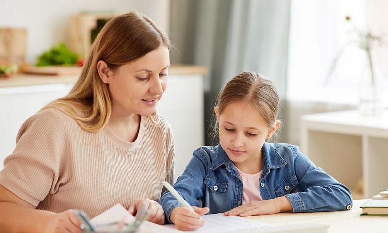 Dạy trẻ lấy lại bình tĩnh bằng cách làm những việc con yêu thích. (Ảnh: Nguồn Internet)