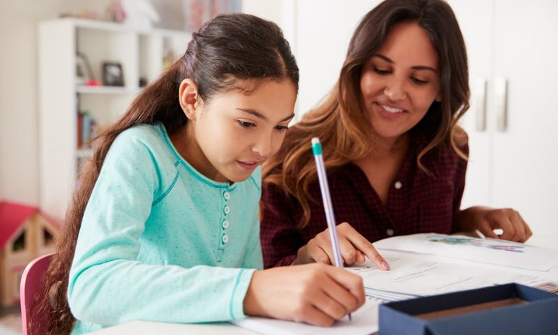 Khen ngợi trẻ giúp con thể hiện bản thân tốt hơn. (Ảnh: Nguồn Internet)