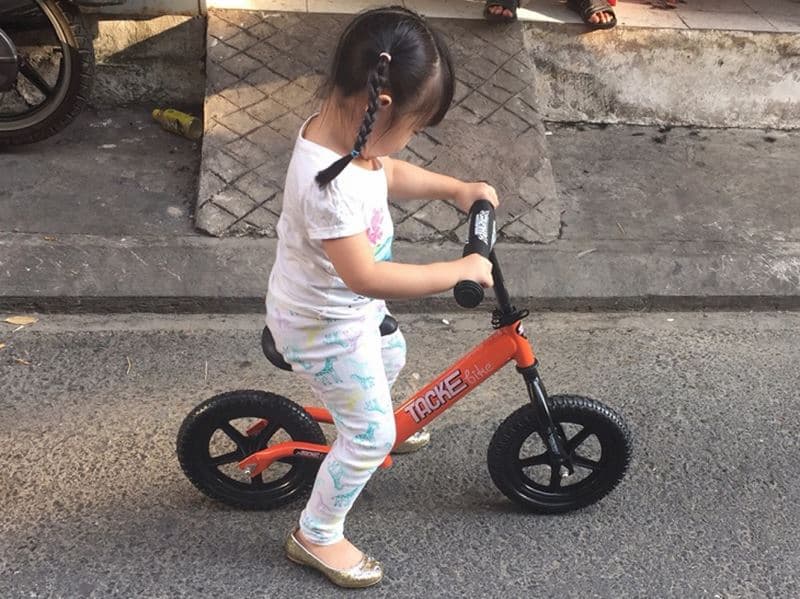Tập xe chòi chân cho trẻ từ 2.5 tuổi. (Ảnh: Internet) 