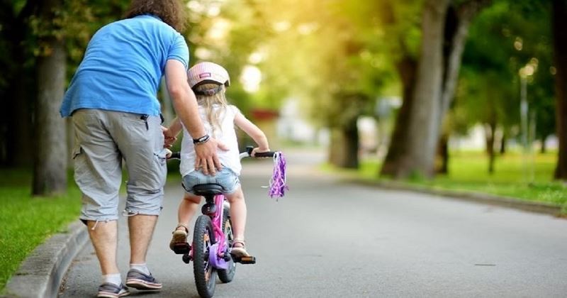 Cách người lớn hỗ trợ con giữ thăng bằng đúng. (Ảnh: Internet)