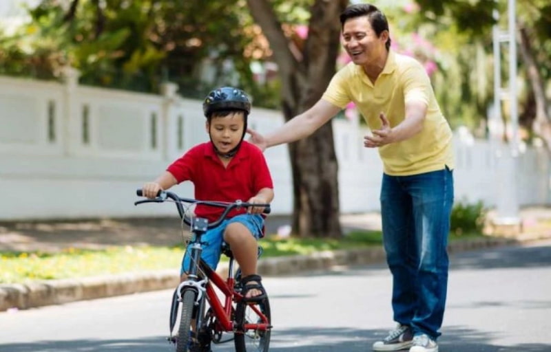 Hướng dẫn con điều khiển tay lái. (Ảnh: Internet)