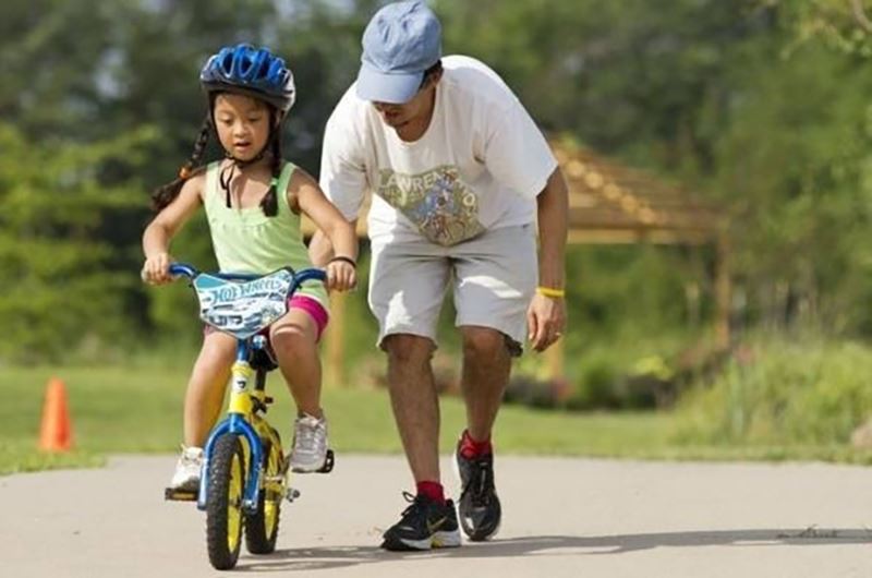 Nên cho trẻ tập xe đạp tại địa hình bằng phẳng. (Ảnh: Internet) 