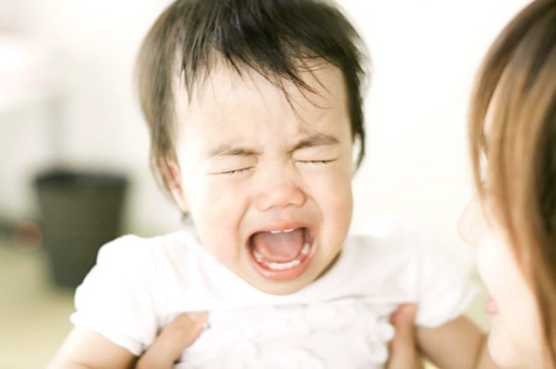 Có nhiều nguyên nhân khiến trẻ hay ăn vạ. (Ảnh: Sưu tầm internet)