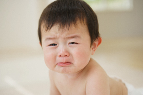 Ba mẹ cần phải hiểu và đồng cảm với cảm xúc của trẻ. (Ảnh: Sưu tầm internet)